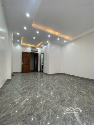 mặt ngõ hoàng cầu ô tô tránh đỗ,dt 55m. giá 15 tỷ.