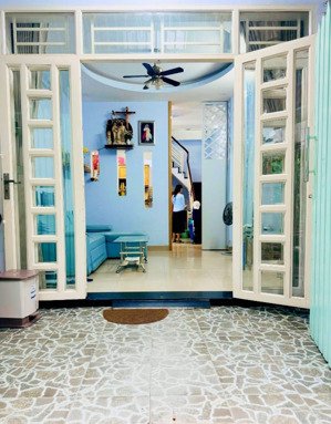 chủ cần bán gấp nhà lý thái tổ, trung tâm quận 10 , an sinh tuyệt đỉnh , vài bước chân ra oto