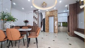 bán gấp nhà hoàng quốc việt, 6 tầng, thang máy, ô tô đậu trước nhà, giá tốt nhất khu vực