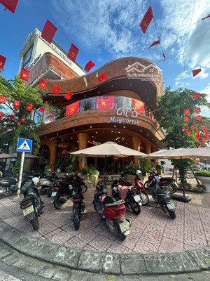 hot! cho thuê nhà mặt phố ẩm thực trung hòa, dt 120m2 x4tầng, lô góc 3 mặt tiền nhận diện tốt