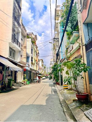 chỉ 3 tỷ hơn- nhà 2 tầng đẹp ở ngay- tân phú gần tân bình, q11.