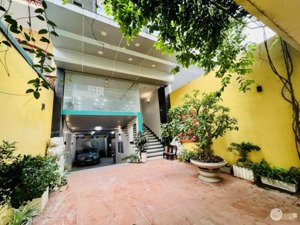 siêu hiếm - view hồ tây toàn cảnh.hầm gara 3 ô tô - mặt tiền 5.6m - sân vườn.