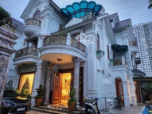 bán biệt thự siêu vip ở ngay vói thiết kế luxury cùng công nghệ ai vô cùng thông minh. full nt xịn.