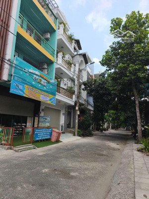 nhà đường d1, giá: 14ty, dt: 5x18.5m, 4 tầng, đang cho thuê nhà trẻ 21tr/tháng, đướng phạm hữu lầu