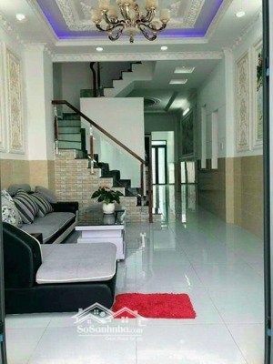 gần trường học cấp 1,2,3, siêu thị, chợ, quán xá, có phòng trệt cho người lớn tuổi, mặt tiền hẻm.