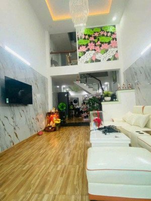 bán nhà hxh đường gò cát q9 dt 59m , nhà 1 trệt 2 lầu full nội thất giá 5 tỷ đường thông