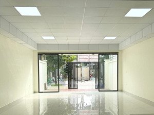 cho thuê văn phòng 50m hoàn thiện đẹp. sử dụng riêng tầng 1. phù hợp nhân sự 5-10 người. giá 7tr/th