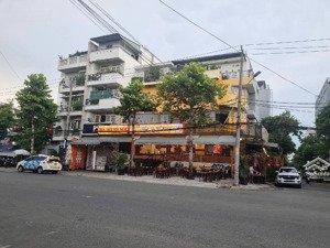 toà nhà lô gốc 6 tầng trung tâm quân 7. gia .70ty. 10pn va 8 wc. và một mat bang lớn.