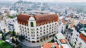 bán khách sạn vip trung tâm tp đà lạt (2 hầm + 5 tầng) - đang cho thuê 1.5 tỷ/tháng - bán 348 tỷ