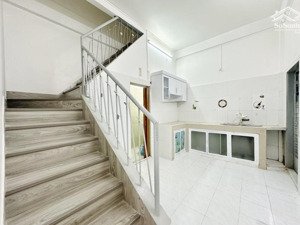 bán nhà đường 4m sát hxh thích quảng đức 4.2m x 15.3m nhà còn mới dọn vào ở ngay