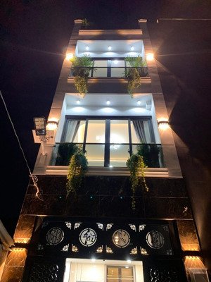 nhà đẹp xây mới 100% 1 trệt 3 lầu + có sân rộng rãi + diện tích 4,4x10m2 giá chỉ 6 tỷ