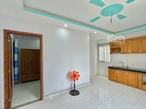 cho thuê chdv 1 phòng ngủ 40m2 chỉ tính điện 3k2, nước 15k kế bên quận 4