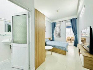 trống sẵn phòng dạng 1 phòng ngủ tách bếp, cửa sổ lớn ngay ngã tư phú nhuận