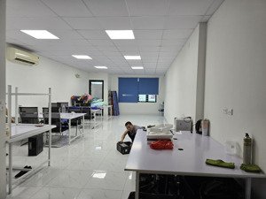 cho thuê nhà 5 tầng, thông sàn, thang máy, hoàn thiện đẹp.