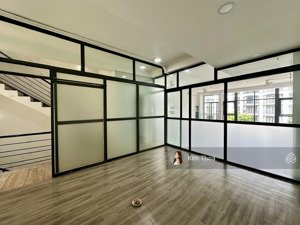 văn phòng vạn phúc 90m2, ngăn 2 phòng, giá rẻ 10 tr. đường lớn 35m, có thang máy máy lạnh, vào ngay