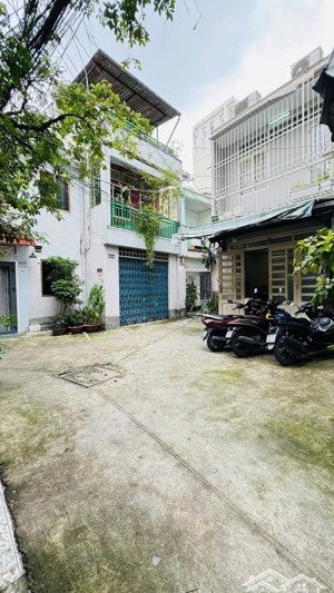 ngang 5.6m, 33m2, 2pn2wc. hẻm trước nhà 8m, đậu xe thoải mái. nhà cũ nên sơn sửa lại.