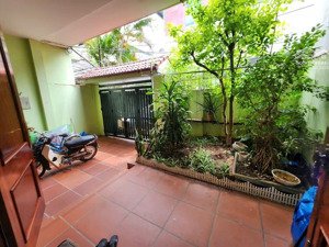 biệt thự phấp cổ sân vườn - thang máy - vỉa hè rông - siêu phẩm duy nhất phố bát khối, long biên