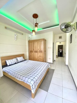 phòng ban công, sẵn tiện nghi, thoáng mát. ngay chợ phạm văn hai