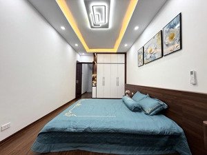 khương đình. 32 m. 5 tầng ..8,4 tỷ.vài bước ra phố . gần ngã tư sở.