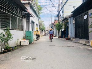 cuối năm chủ bán gấp nhà với diện tích : 12 x 23m đang cho thuê 80tr/t giá 28 tỷ 