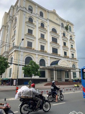 bán toà nhà mt lê văn quới.dt 1300 m2