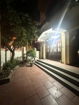 cần bán nhà riêng phố xuân thủy, diện tích rộng 158m2, 5 tầng, ô tô, lô góc 3 thoáng, có sân vườn