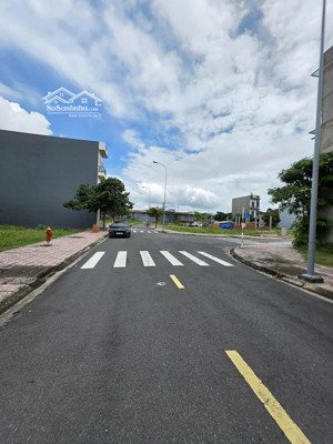 chính chủ gửi bán lô đất sát chợ thành nam, dt 65m2 cách đường đt 743 chỉ 200m full thổ cư, sổ sẵn