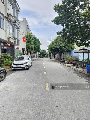 2 căn nhà 3 tầng vừa hoàn thiện. kdc cao cấp dĩ an. cách tttm bigc go! chỉ 3p. gồm 3pn - 4wc