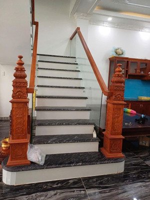 chính chủ cần bán nhà 3 lầu xây dạng cổ điển (như hình) ở khu đô thị 5 sao 1