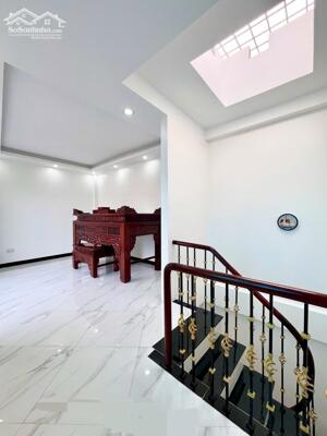 Bán nhà Văn Cao 30m 5 tầng giá 7.9 tỷ nhà mới đep thoáng sáng gần hồ Tây không khí trong lành .