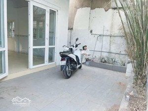 nha dt lớn 82m2 ngang. 5,5 m - dòng tiền. cho. thuê- sát. hẽm. xe tải giá 6.9 tỷ
d