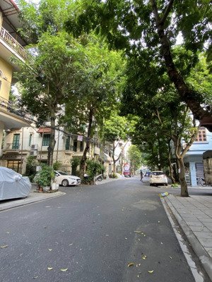 cực hiếm - chủ cần bán - phân lô 918 phúc đồng - đường 8m - vỉa hè thênh thang - giá cực đẹp.