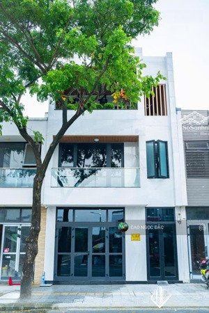 bán nhà đẹp 3,5 tầng trục chính shophouse fpt city - vị trí vàng đắc địa
