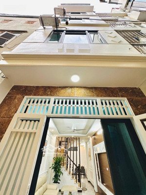 bán nhà đường lĩnh nam. 71m2. 6 tầng thang máy. ô tô đỗ cửa. giá 15 tỷ.