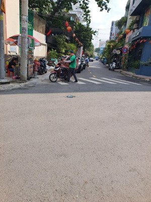 nhà mới xây đúc btct dt 50m2. có 4pn,4wc nội thất đẹp giấy tờ đầy đủ pháp ký yên tâm,chủ cc ngay.