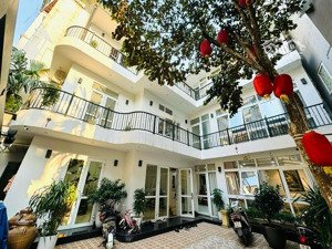 bán nhà vũ miên - tây hồ
164m x 3 tầng x 9mmt . giá 50 tỷ
biệt thự vip , cách hồ tây 10m