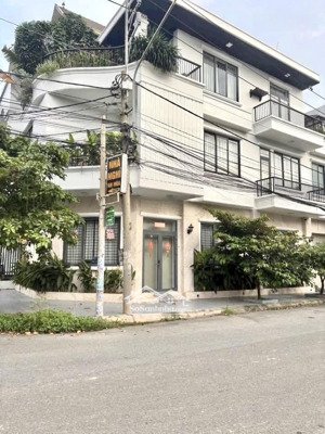 nhà lô góc 2 mặt tiền phú hoà siêu đẹp