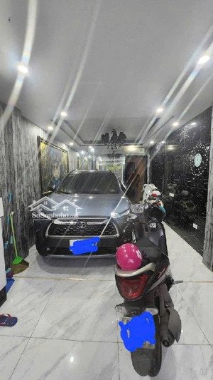 bán nhà dân xây ngọc thuỵ ô tô vào nhà - kinh doanh - nhà 2 thoáng trươc sau