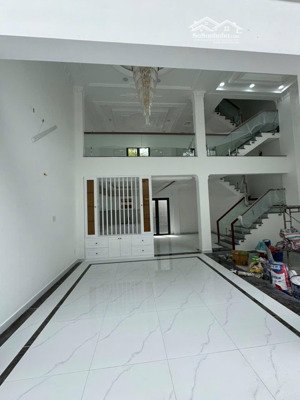 nhà bán 7ty2,diên tích 8x11m,4phong ngủ,6 nhà vệ sinh ,1 triệt,1 lung ,3lau ,sân thuong