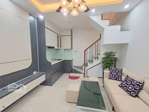 chính chủ gửi bán nhà mặt ngõ khâm thiên,nhà dân xây rất gần phố, gần chợ. ngõ rất rộng, thoáng, ô