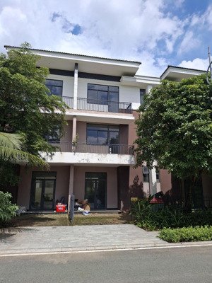 căn biệt thự view công viên duy nhất, hồ cảnh quan _ 1 trệt 2 lầu 90m2 _ ngay ranh hóc môn, hcm