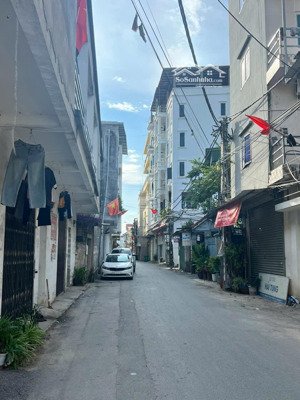 nhỉnh 2 tỷ có ngay lô do nha view hồ 75m2 mặt tiền 5.2m cạnh kđt kim chân thông ra quốc lộ 18