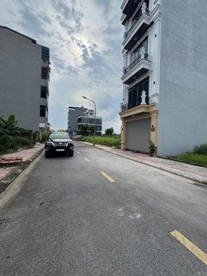 bán lô đất đấu giá cự khối, long biên. đường 13m có vỉa hè, lô đẹp hai mặt đường. giá đầu tư