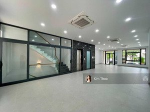tầng trệt 7x22m vạn phúc sẵn vách kính, sàn trống suốt, có thang máy, máy lạnh, hầm xe. giá 17 tr