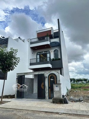 bán căn nhà đẹp vừa hoàn thiện tại kđt mỹ gia dt 100m2, full nội thất, đường rộng 13m, giá 8ty650tr