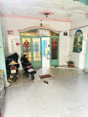 phường dĩ an sót lại căn nhà cấp 4 hẻm nguyễn đức thiệu, đường 3m.giá 2,98 tỷ, 103m2, 2pn, 1wc