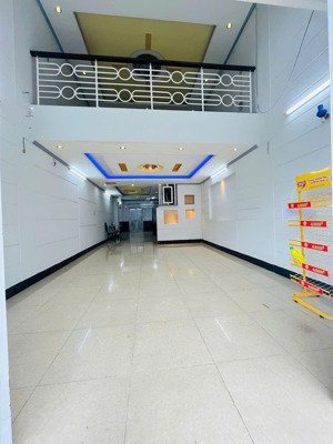 nhà cho thuê:
trệt 1 lửng 2 lầu
- có nội thất trục chính kdc hưng phú __ --- giá: 14 triệu - diện