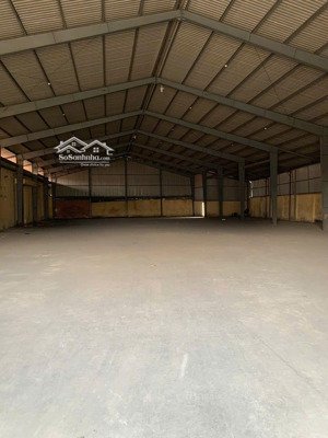cho thuê nhà xưởng 700m2 nằm trong cụm xưởng mặt tiền đường lê đức thọ