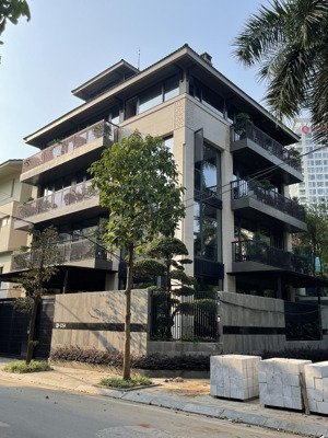 cho thuê biệt thự bùi xuân phái, mỹ đình 2. dt : 200m * 4 tầng. mt : 10 m , chia phòng , nhà đẹp