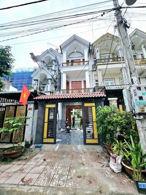 bán nhanh nhà 1 trệt 2 lầu tặng nội thất xịn hiện đại. mới 100% mua là dọn vào ở ngay. giá 6,2 tỷ